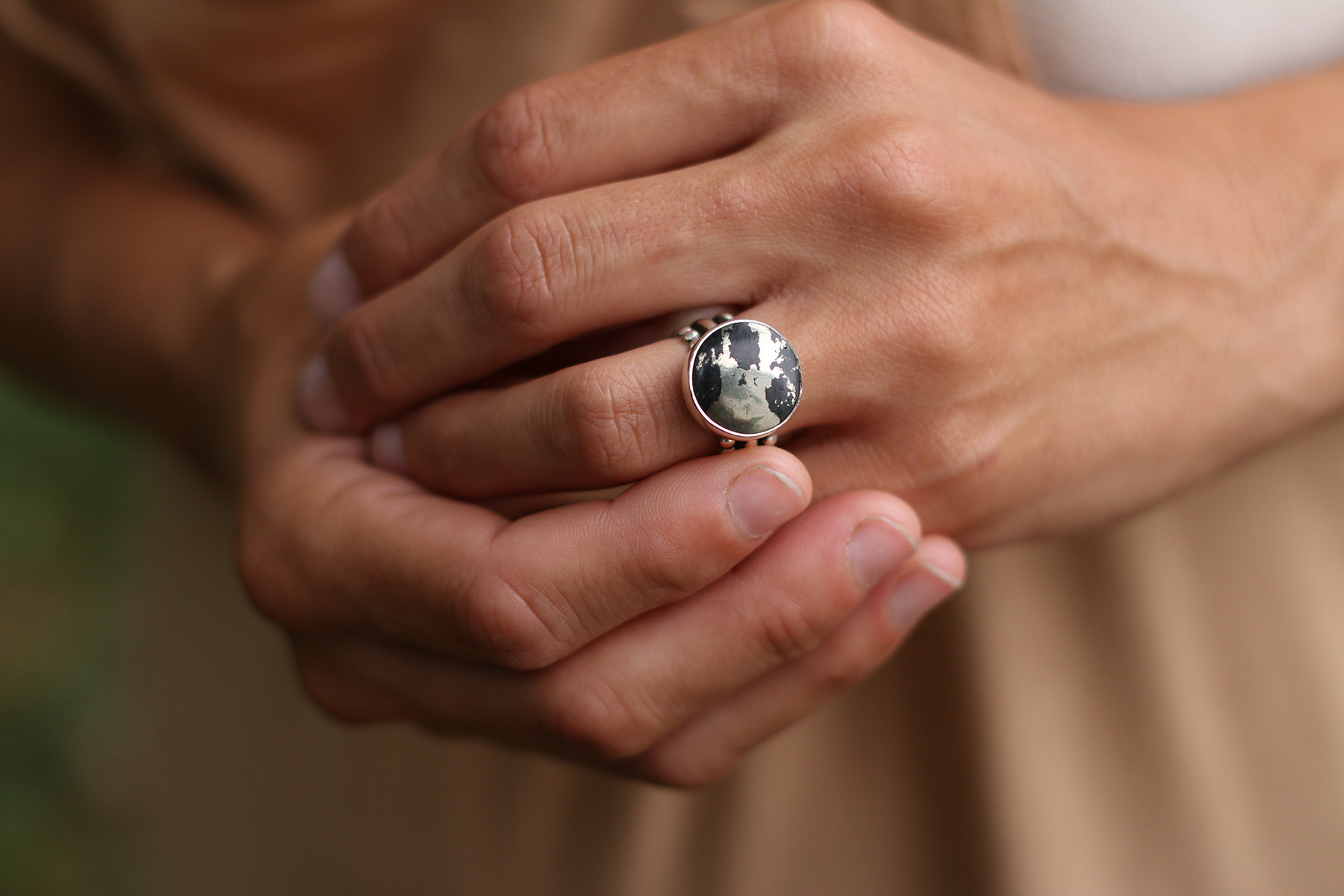 Anillo MERCURIO con PIRITA APACHE – Talla 16 - Imagen 2