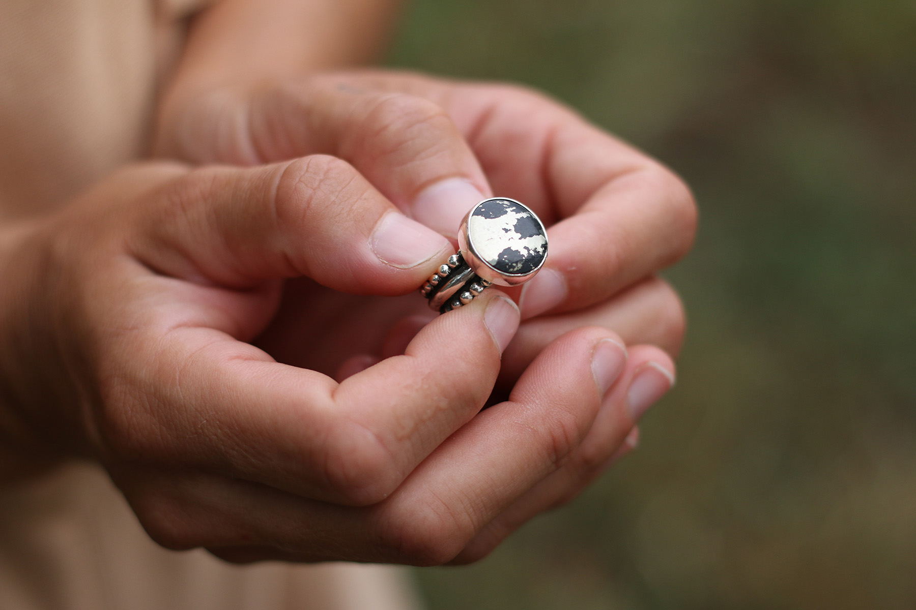 Anillo MERCURIO con PIRITA APACHE – Talla 16